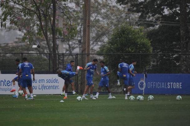 Sob forte chuva, Cruzeiro iniciou preparao para duelo com o Botafogo, marcado para as 21h30 desta quinta-feira