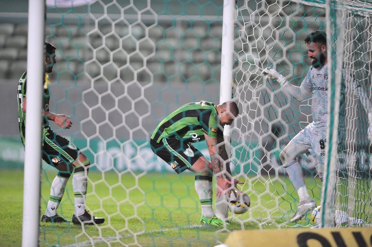 Fotos da partida entre Amrica e So Paulo, nesta quinta-feira (18), no Independncia, em Belo Horizonte, pelas quartas de final da Copa do Brasil.