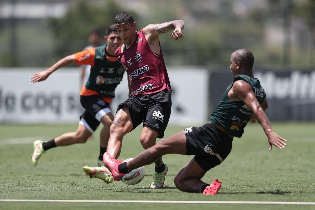 Com seriedade, mas tambm descontrao, o Atltico treinou sob sol forte na manh desta sexta-feira (21), na Cidade do Galo, em Vespasiano. Este foi o quinto dia de pr-temporada para o clube mineiro em 2022, sob o comando do tcnico argentino Antonio 'El Turco' Mohamed. Novas baixas, o volante Allan e o atacante Keno testaram positivo para COVID-19 e no participaram das atividades (ambos cumprem perodo de sete dias de isolamento social).