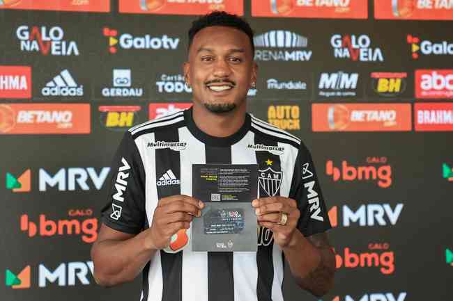 Improvisado na lateral, Edenilson garante dedicação extra no Galo