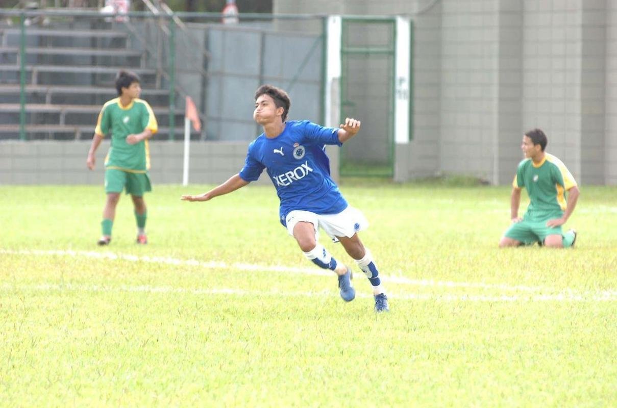 Atacante Dudu esteve nas categorias de base do Cruzeiro de 2005 at 2009, quando recebeu oportunidade entre os profissionais. Posteriormente, em 2010, foi emprestado ao Coritiba. Retornou  Raposa em 2011 e foi vendido ao Dnamo de Kiev meses depois.