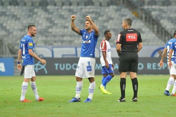 Cruzeiro venceu com facilidade o time paranaense na noite deste sbado