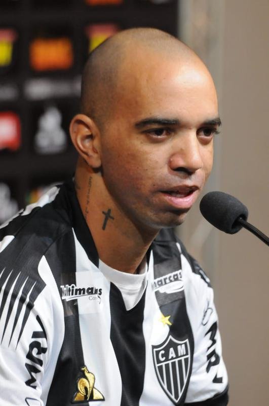 Diego Tardelli foi apresentado pelo diretor de futebol do Atltico, Rui Costa, neste domingo, antes do jogo contra a Caldense