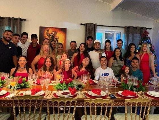 Casemiro e a famlia celebram o Natal