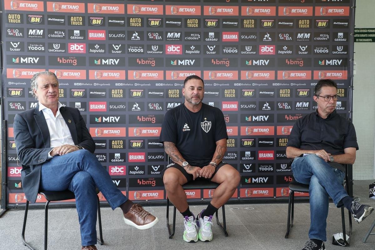 O técnico argentino 'El Turco' Mohamed foi apresentado pelo Atlético nesta terça-feira (25/01) ao lado do presidente do clube, Sérgio Coelho.