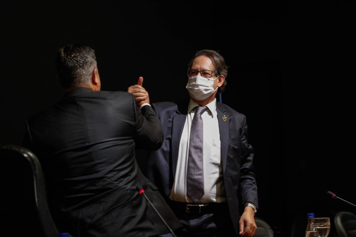 Presidente Srgio Sette Cmara anunciou nesta quinta-feira que no se canditar  reeleio no Atltico. Ao lado do vice, Lsaro Cndido da Cunha, ele fez um balano dos trs anos de gesto