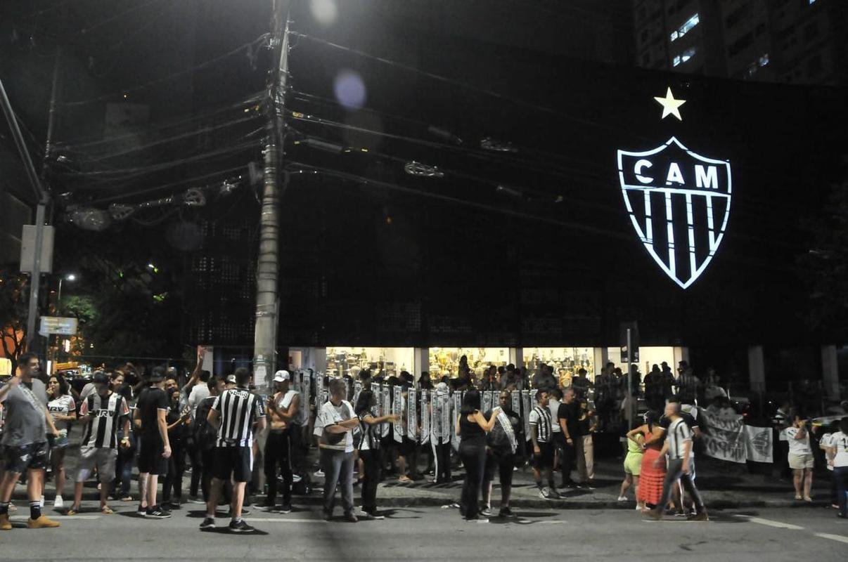 Torcedores do Atltico se concentraram em frente  sede do clube, no bairro de Lourdes, em BH, para festejar o ttulo da Supercopa do Brasil sobre o Flamengo. Galo derrotou rubro-negros nos pnaltis na Arena Pantanal, em Cuiab