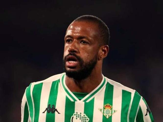 O Cruzeiro anunciou, nesta segunda-feira (13), a contratao do zagueiro Sidnei, ex-Betis, da Espanha. O defensor de 32 anos tem grande experincia na Europa e chega com a expectativa de ser titular do time de Vanderlei Luxemburgo. 
