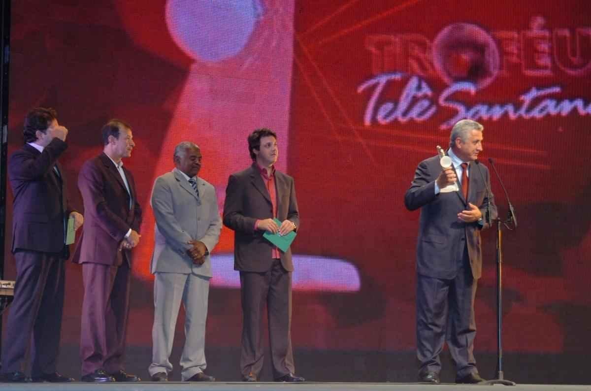 O diretor de futebol do Cruzeiro, Eduardo Maluf, recebe prmio durante a cerimnia de entrega do premio do 9 Trofu Tele Santana, no Grande Teatro Palcio das Artes, em BH