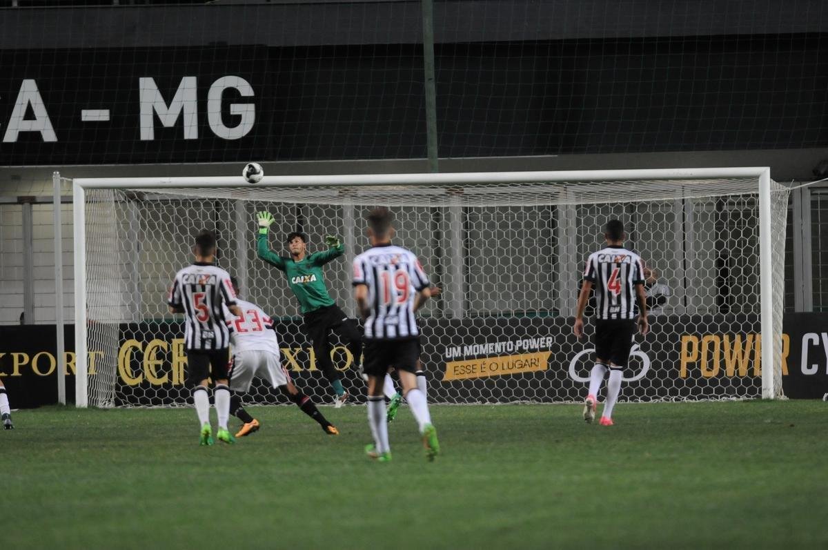 Galinho  goleado pelo So Paulo por 4 a 1, no Independncia, nas semifinais da Taa BH Sub-17