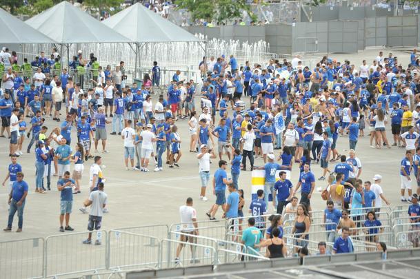 Fotos da torcida do Cruzeiro no primeiro clssico da final do Mineiro, contra o Atltico, no Mineiro