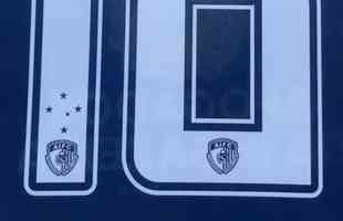 No número, às costas, há as estrelas do escudo do Cruzeiro