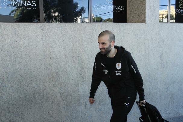 Repleta de estrelas, Seleo Uruguaia chegou a Belo Horizonte no comeo da tarde para a disputa da Copa Amrica. Cavani e Surez, as principais estrelas, mostraram muita simpatia. O meia De Arrascaeta, ex-Cruzeiro, atendeu a um f, mas passou pela imprensa sem dar entrevistas