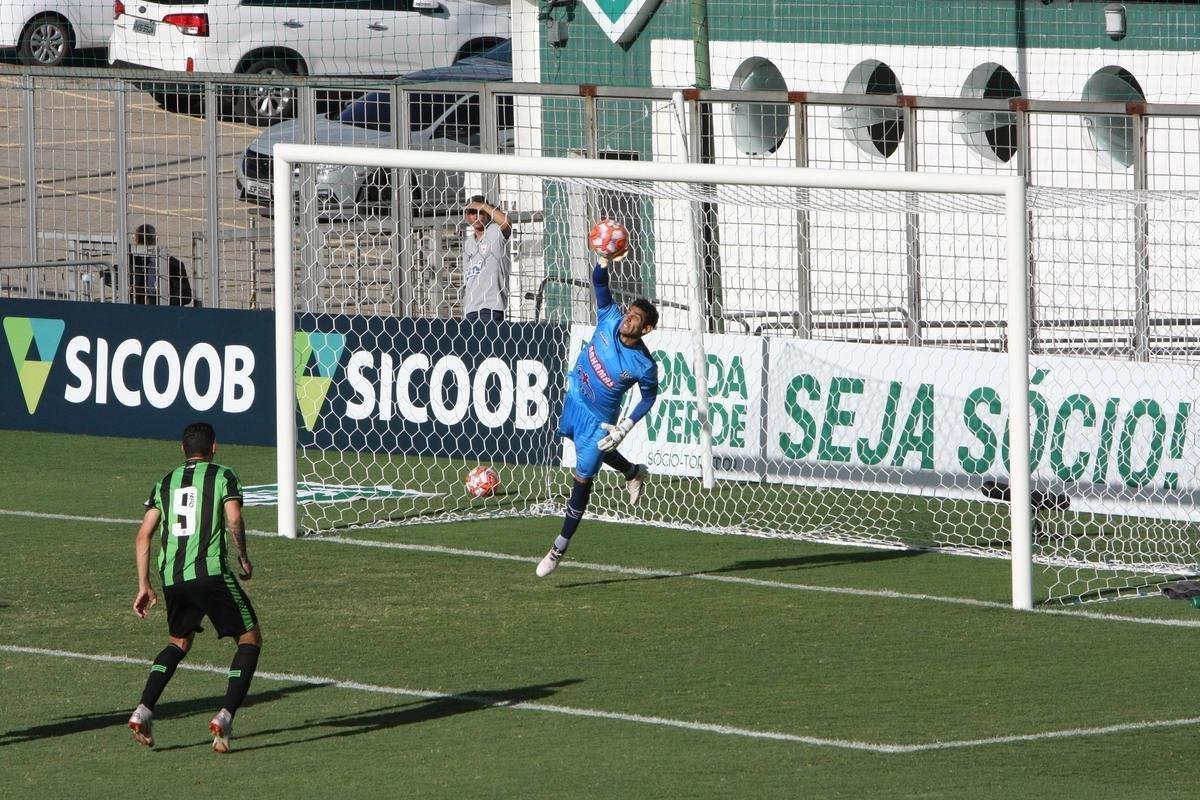 Lances da partida entre Amrica e Tupi. Coelho venceu no Independncia por 5 a 0