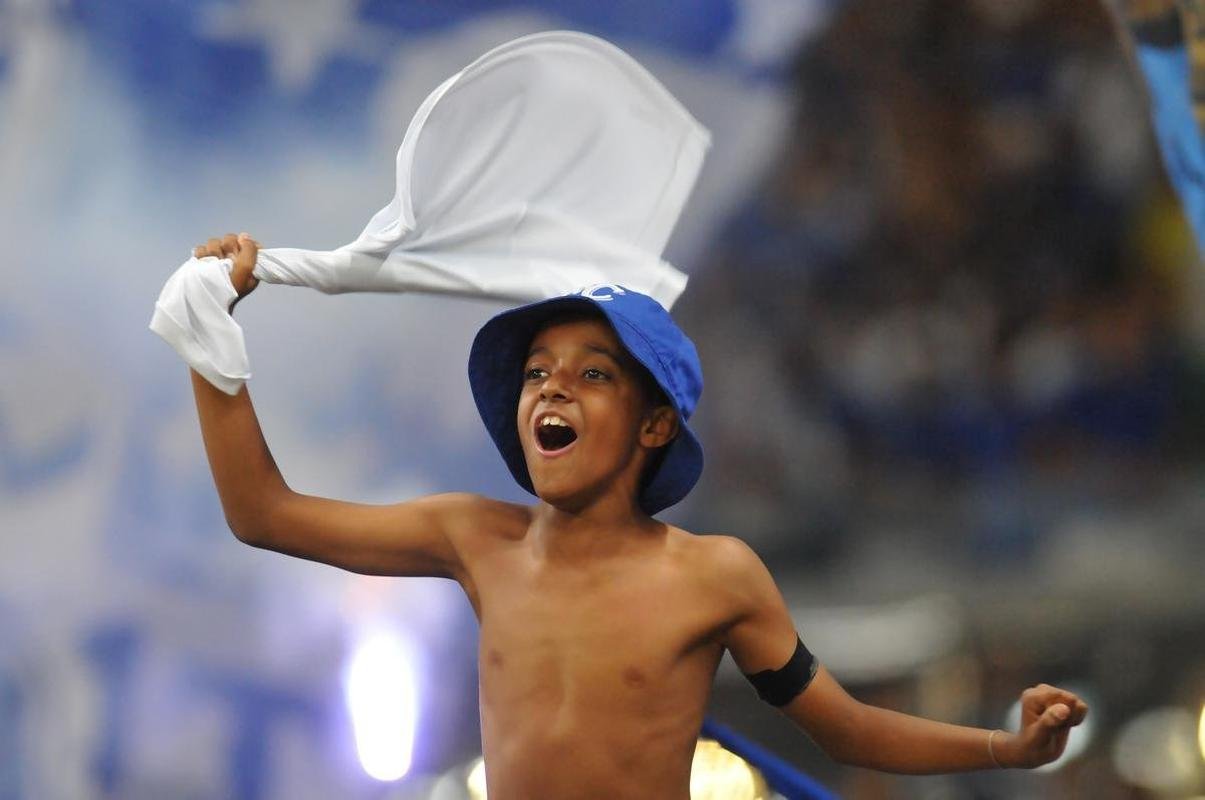 Gabriel Henry, o Gabrielzinho, de 11 anos, em festa na torcida do Cruzeiro durante a vit�ria por 1 a 0 sobre o Oper�rio-PR, no Mineir�o, pela S�rie B de 2022