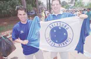 Em 30 de novembro de 2003, o Cruzeiro venceu o Paysandu por 2 a 1, no Mineiro, e confirmou o bicampeonato brasileiro. Logo depois da partida, jogadores, comisso tcnica e diretoria desfilaram em carro aberto pelas ruas de Belo Horizonte e levaram milhares de torcedores ao delrio.