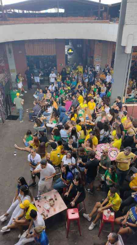 No Mercado Novo, em BH, torcedores acompanham ao jogo entre Brasil e Crocia pelas quartas de final da Copa do Mundo