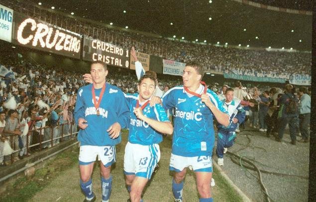 1997 - Copa Libertadores - Cruzeiro foi campeão ao vencer o Sporting Cristal na decisão. Imagem da comemoração do título, após a final, no Mineirão.