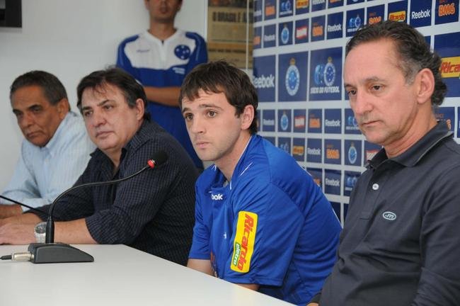 06/07/2010 - Benecy Queiroz (esquerda) na apresentao do meia Montillo, contratado pelo Cruzeiro