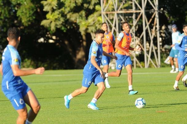 Tcnico da equipe sub-20, Ricardo Resende comandou nesta quinta-feira o primeiro treino como interino no Cruzeiro. Ele orientar a equipe na partida de domingo, s 16h, contra o Ava, na Ressacada, pela 14 rodada do Campeonato Brasileiro. Enquanto isso, a diretoria celeste busca um substituto para Mano Menezes, desligado do clube aps derrota para o Internacional, por 1 a 0, nessa quarta, pelo jogo de ida da semifinal da Copa do Brasil.
