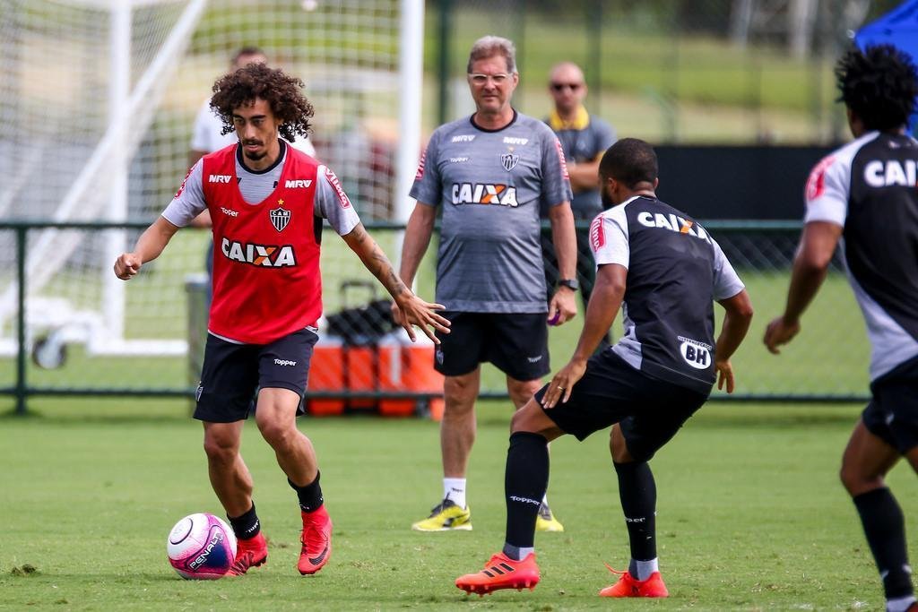 Imagens do treino coletivo comandado por Oswaldo de Oliveira