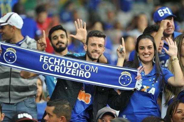 Torcida cruzeirense encarou engarrafamento, chegou atrasada, mas compareceu em bom nmero
