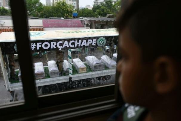 Imagens tocantes da chegada dos corpos à Arena Condá