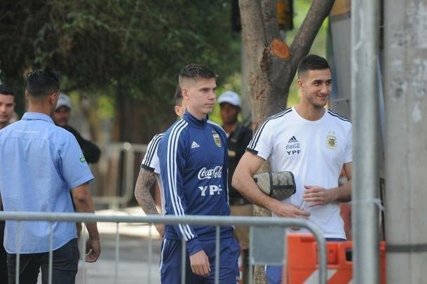 Jogadores da Seleo Argentina deixaram hotel sem contato com torcedores. Em seguida, fizeram um treino fechado no Estdio Independncia. No sbado, Messi e cia decidem terceiro lugar da Copa Amrica na Arena Corinthians