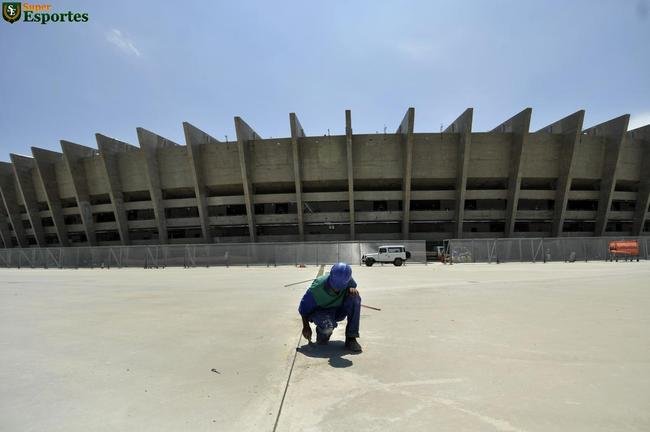 06/12/2012 - Esplanada quase pronta. Reforma entra na parte dos detalhes, do acabamento final.