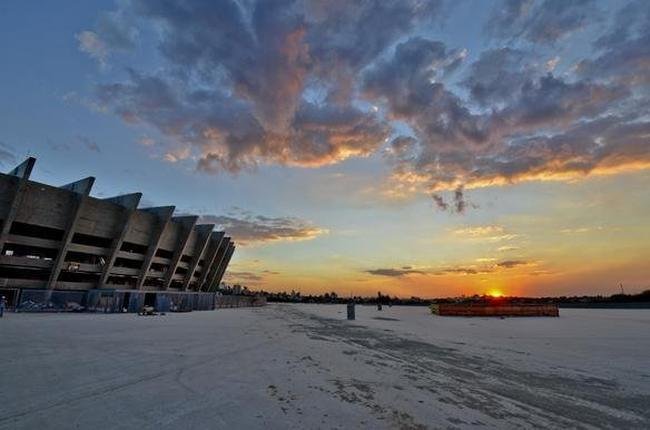 Fotos noturnas das obras do Mineir�o