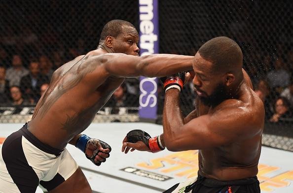 Jon Jones volta ao octógono do UFC e conquista cinturão interino