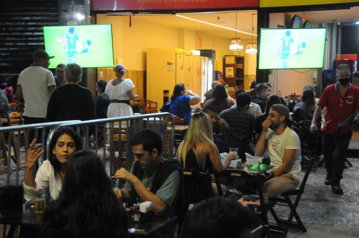 Torcedores do Cruzeiro acompanham jogo com o Confiana pela TV em bares de Belo Horizonte