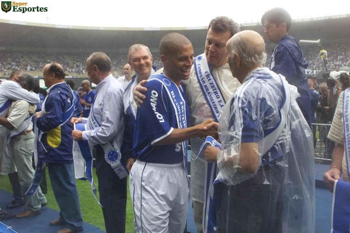Campeões brasileiros de 2003 receberam as faixas dos vencedores da Taça Brasil de 1966. Encontro no Mineirão, antes da vitória por 5 a 2 sobre o Fluminense, reuniu duas gerações inesquecíveis para o torcedor cruzeirense. Na foto, Alex com Raul Plassmann e o ex-presidente Carmine Furletti
