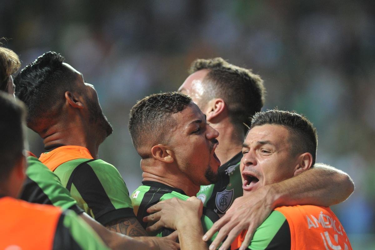 Serginho marcou duas vezes na vitria de virada do Amrica sobre Atltico-PR, no Horto 