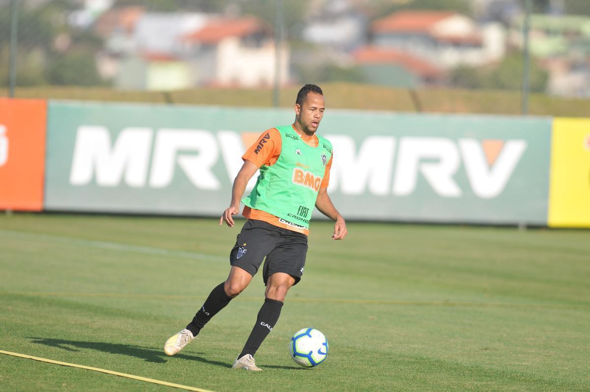 Tarde na Cidade do Galo teve entrevista de Di Santo, pronunciamento de Rui Costa e treino