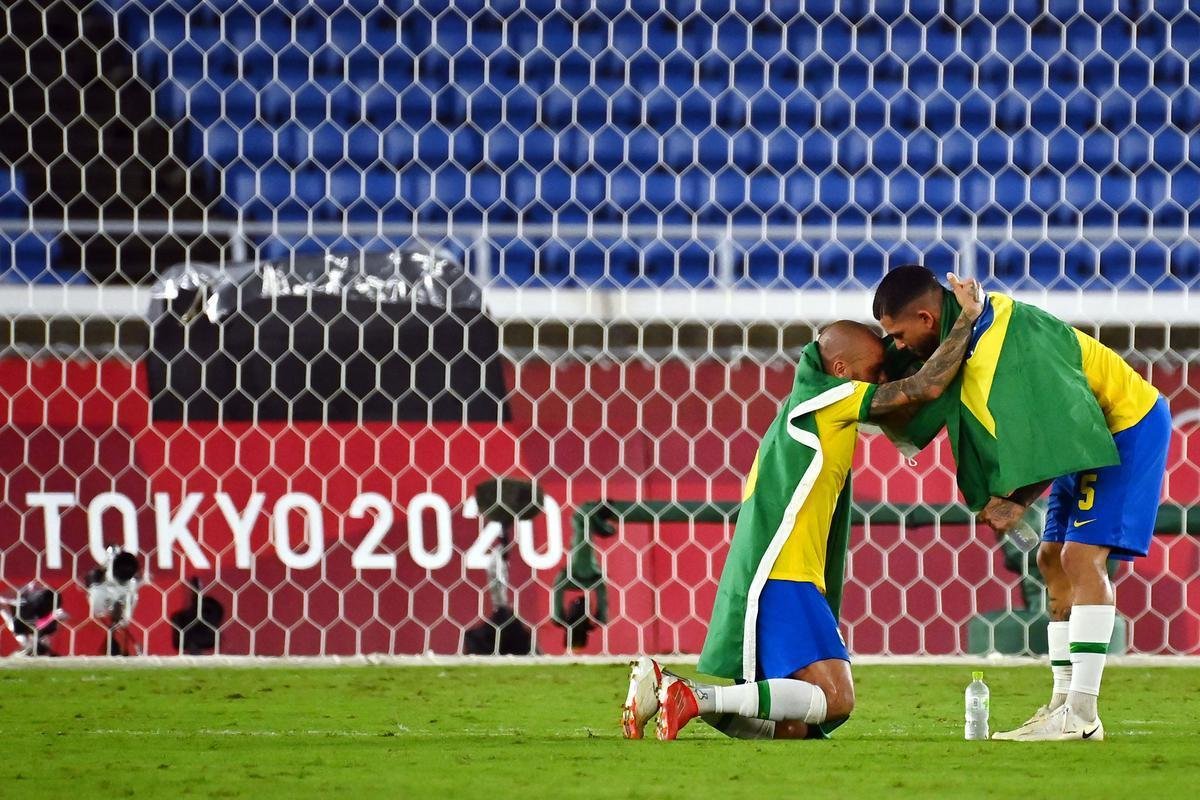Fotos da festa dos jogadores brasileiros com a conquista da medalha de ouro em Tquio no futebol. Seleo  bicampe olmpica e de forma consecutiva