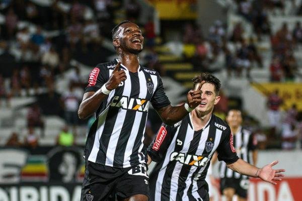 Imagens do jogo entre Santa Cruz e Atltico pelo Brasileiro