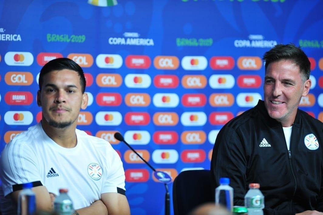 Tcnicos de Argentina e Paraguai, juntos de um jogador de cada equipe, em entrevista no Mineiro