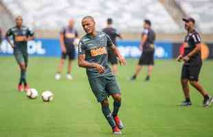 Levir Culpi comanda treino no Mineiro antes da estreia no Grupo E da Libertadores