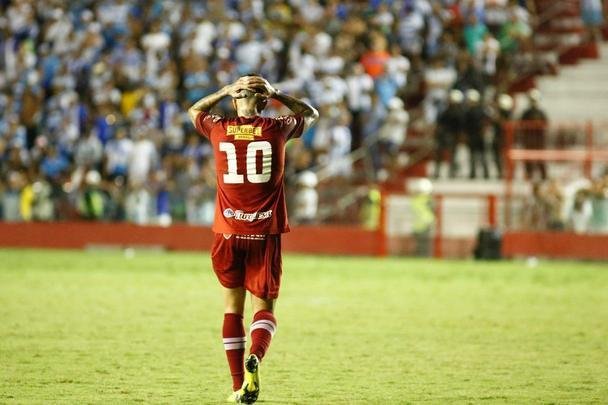Bastava uma simples vitória para o Náutico selar a classificação para a Série B. No entanto, quando a bola rolou, o cenário do jogo foi o oposto, e se encaminhava para o pior. Sem conseguir jogar, o Timbu deixou o Papão abrir e ampliar o placar.
