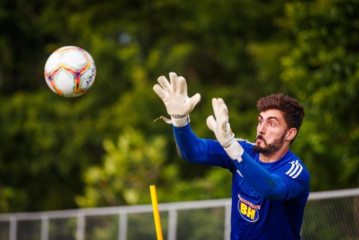 Formado nas categorias de base do Cruzeiro, Rafael sempre foi tratado como substituto natural de Fbio. Em meio  crise financeira da Raposa, no entanto, o goleiro optou por pedir a resciso do contrato na Justia para acertar o Atltico. Com a camisa celeste, foram 112 jogos entre maio de 2008 e janeiro de 2020.