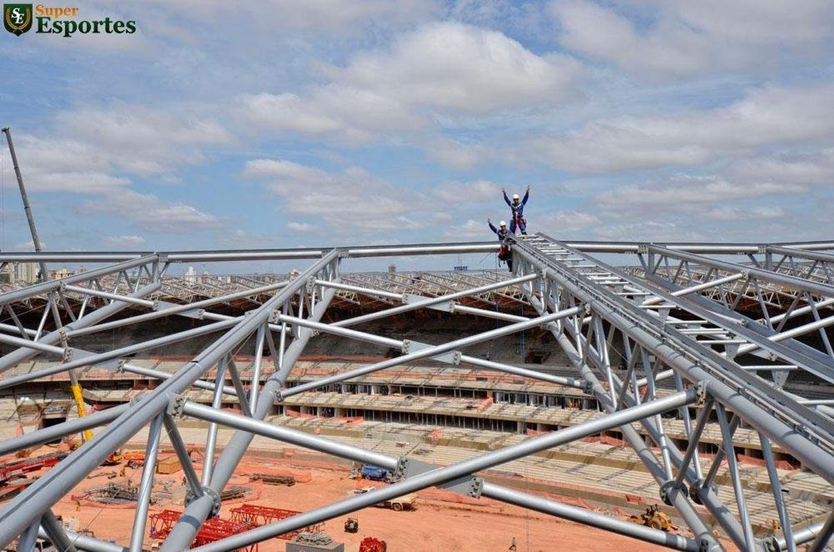 03/10/2012 - Nova cobertura sendo instalada. Ela passa de 29m para 55m.