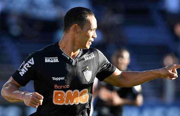 05/02/2019 - O Atlético estreou na segunda fase da Copa Libertadores - etapa prévia aos grupos - com empate por 2 a 2 com o Danubio-URU, no Uruguai. Os gols alvinegros foram marcados por Ricardo Oliveira, que vivia fase iluminada. Em quatro jogos, havia ido às redes sete vezes. Era um início promissor de temporada para o centroavante, que cairia de rendimento no segundo semestre.