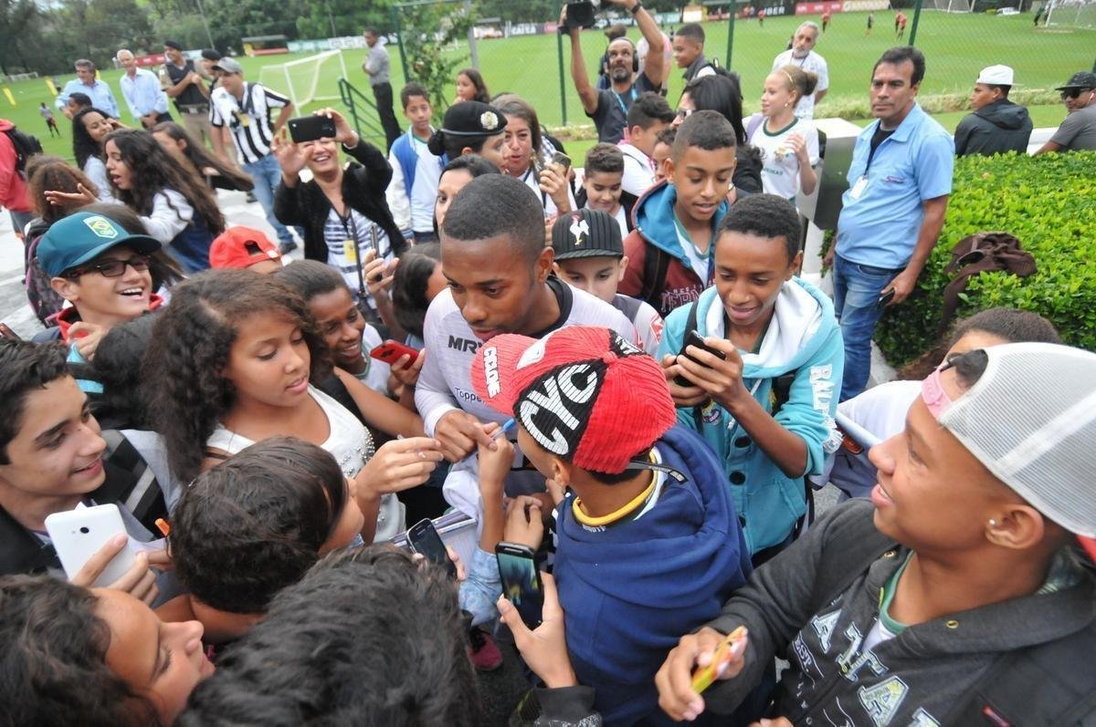 Robinho recebeu carinho de crianas do grupo Vibrante Mirim, de Ibirit-MG, que tem parceria com a PM