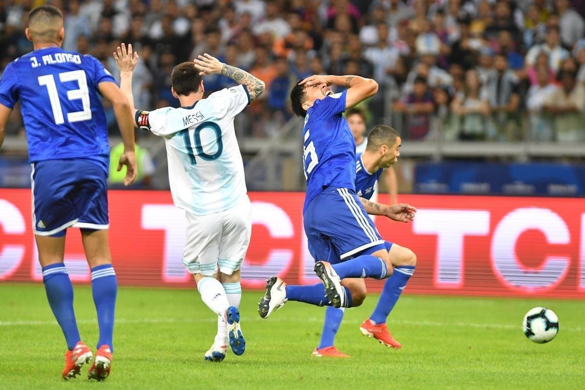 Fotos do empate por 1 a 1 entre Argentina e Paraguai, no Mineiro, pela Copa Amrica