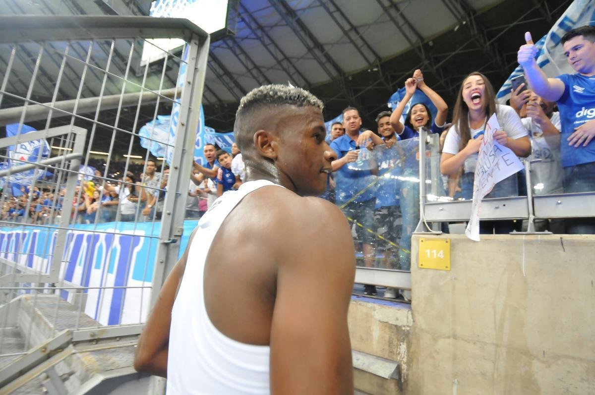 Lateral-direito Orejuela deu camisa a torcedora do Cruzeiro depois de vitria sobre o Santos, por 2 a 0, no Mineiro, pela 15 rodada do Campeonato Brasileiro. Rafaela Soares levou cartaz ao estdio pedindo uniforme do colombiano como presente de aniversrio.