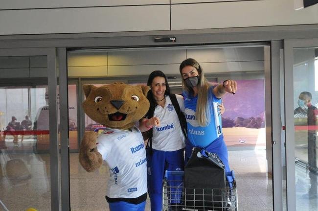 Minas desembarca no aeroporto de Confins, em BH, neste s�bado (30), ap�s o tri da Superliga Feminina