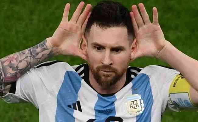 Messi imitando comemorao de Riquelme aps gol sobre a Holanda 