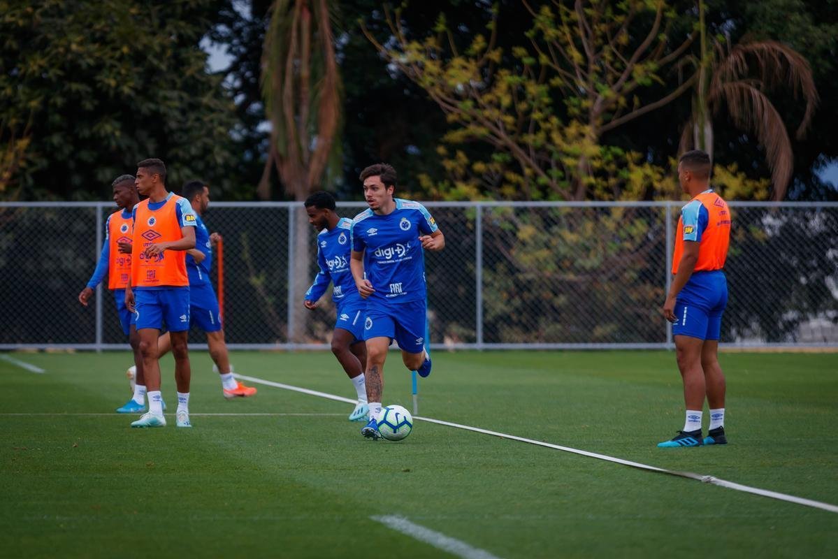 Treino do Cruzeiro nesta segunda-feira, na Toca da Raposa II. Time de Rogrio Ceni enfrenta o Cear na quarta-feira, s 19h30, no Castelo, em Fortaleza, pela 21 rodada do Campeonato Brasileiro