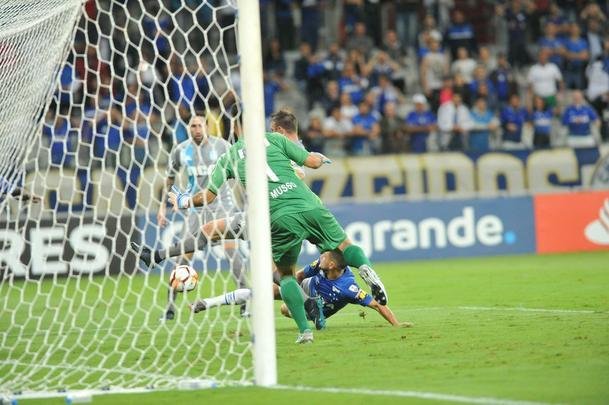 Fotos do primeiro tempo do duelo entre Cruzeiro e Racing, no Mineiro, pela Libertadores